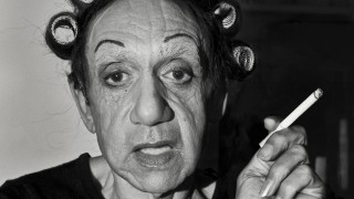 © Catherine BALET « Looking for the Masters » En collaboration avec Ricardo Martinez Paz. Hommage à Diane ARBUS, « A Young Man in Curlers at Home on West 20th Street, N.Y.C., 1966 », 2013