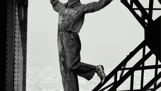© Catherine BALET « Looking for the Masters in Ricardo’s Golden Shoes » En collaboration avec Ricardo Martinez Paz. Hommage à Marc RIBOUD, Le peintre de la Tour Eiffel, 1953, 2014