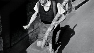 © Catherine BALET « Looking for the Masters » En collaboration avec Ricardo Martinez Paz. Hommage à Willy RONIS, « Le petit Parisien, 1952 », 2014