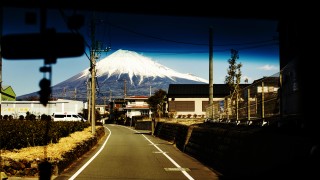 Julie Glassberg, Le mont Fuji depuis le camion de M. Yamamoto, livreur de bois résidant à Shizuoka, préfecture d’Aichi, sur l’île de Honshū. © Julie Glassberg