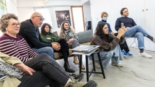 Laura Serfaty qui regarde et écoute avec les stagiaires l'ITV.